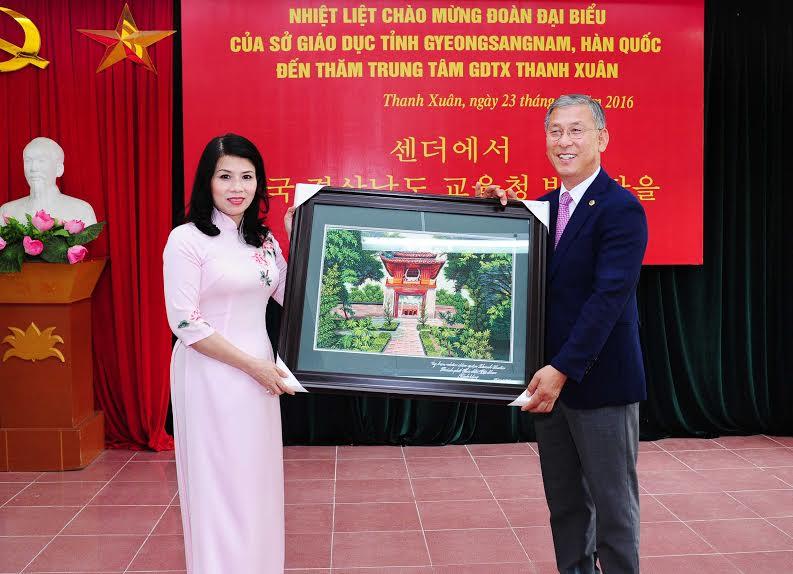 Đoàn giáo dục của tỉnh Gyeongsangnam Hàn Quốc thăm và làm việc tại Trung tâm